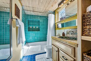 Casa Lola - Gorgeous Light-filled Home, Walk to The Plaza and The Rail