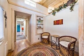 Casa Lola - Gorgeous Light-filled Home, Walk to The Plaza and The Rail