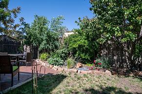 Casa Lola - Gorgeous Light-filled Home, Walk to The Plaza and The Rail