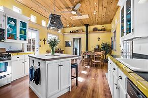 Casa Lola - Gorgeous Light-filled Home, Walk to The Plaza and The Rail