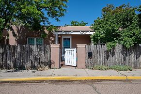 Casa Lola - Gorgeous Light-filled Home, Walk to The Plaza and The Rail