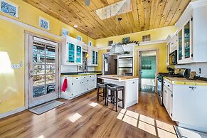 Casa Lola - Gorgeous Light-filled Home, Walk to The Plaza and The Rail