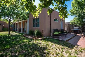 Casa Lola - Gorgeous Light-filled Home, Walk to The Plaza and The Rail