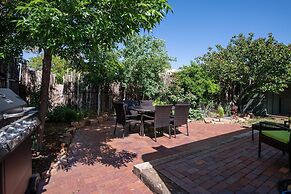 Casa Lola - Gorgeous Light-filled Home, Walk to The Plaza and The Rail