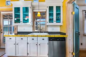 Casa Lola - Gorgeous Light-filled Home, Walk to The Plaza and The Rail