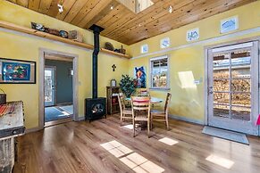 Casa Lola - Gorgeous Light-filled Home, Walk to The Plaza and The Rail