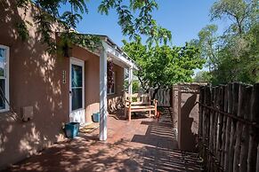 Casa Lola - Gorgeous Light-filled Home, Walk to The Plaza and The Rail