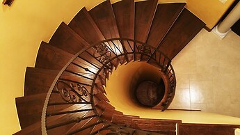 Chateau du Pikes Peak, a Tuscany Retreat