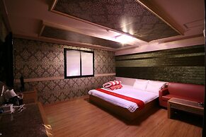 Hera Hotel