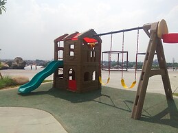 Modern Elegant Studio Grand Kamala Lagoon Apartment