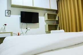 Modern and Comfortable Studio Springwood Apartment