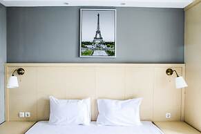 Modern and Cozy Studio Room @ Oasis Apartment