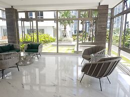 1BR Midtown Signature Apartment with Sofa Bed