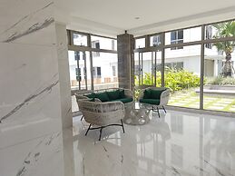 1BR Midtown Signature Apartment with Sofa Bed