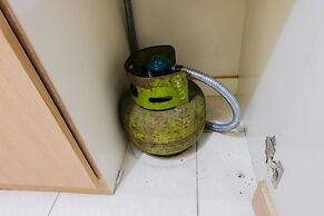 Minimalist Studio Room Great Western Apartment