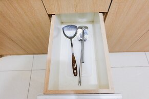 Minimalist Studio Room Great Western Apartment