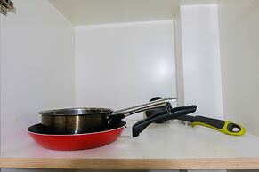 Minimalist Studio Room Great Western Apartment