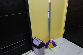 Minimalist Studio Room Great Western Apartment