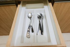 Minimalist Studio Room Great Western Apartment