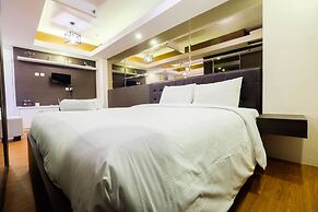 Spacious Studio Room at Green Pramuka Apartment