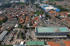 Fabulous Tree Park City Studio Apartment near ICE BSD