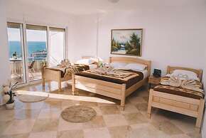 Panorama Apartments & Rooms