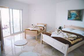 Panorama Apartments & Rooms