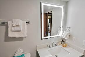 Escape the heat in this family-friendly slopeside condo - No Cleaning 