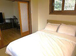 Jeju Hanok Hotel Hallagung