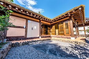 Jeju Hanok Hotel Hallagung
