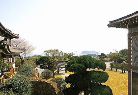 Jeju Hanok Hotel Hallagung