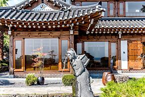 Jeju Hanok Hotel Hallagung