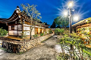 Jeju Hanok Hotel Hallagung