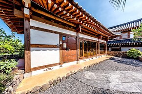 Jeju Hanok Hotel Hallagung