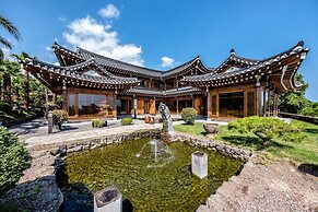 Jeju Hanok Hotel Hallagung