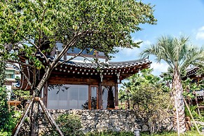 Jeju Hanok Hotel Hallagung