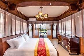 Jeju Hanok Hotel Hallagung