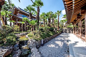 Jeju Hanok Hotel Hallagung