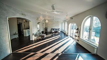 Gray Manor Hotel