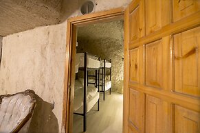 Kamelya Cave Hostel - Adults Only