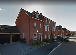 Spacious Townhouse - Netflix & Parking