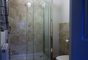 Spacious Townhouse - Netflix & Parking