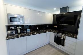 Queen Stay Apartments