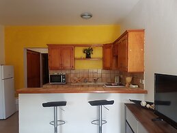Over The Hill - Guesthouse & Residence