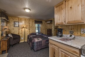 Swiftcurrent Lodge and Cottages by the River