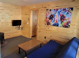 Swiftcurrent Lodge and Cottages by the River