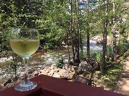 Swiftcurrent Lodge and Cottages by the River
