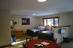 Swiftcurrent Lodge and Cottages by the River