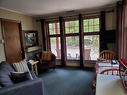 Swiftcurrent Lodge and Cottages by the River