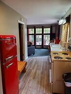 Swiftcurrent Lodge and Cottages by the River